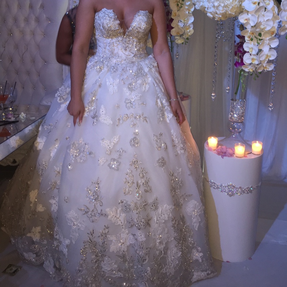 Ball gown wedding dress